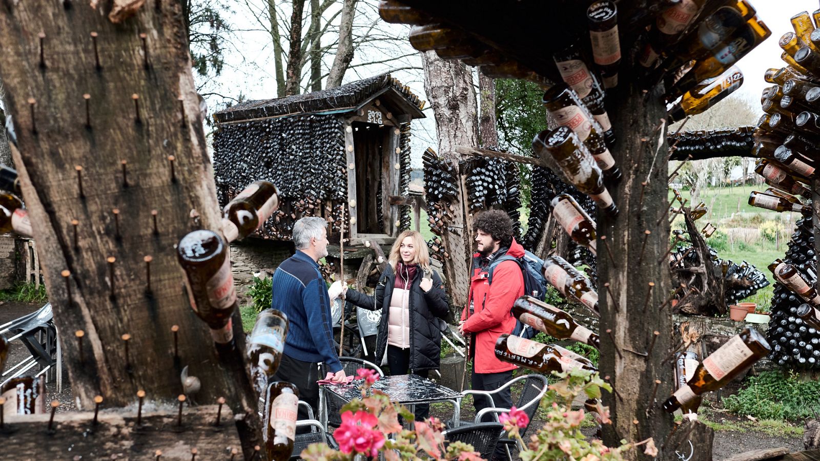 Rutas bizarras - T2 - Camino de Santiago - El hombre de las gorras y un bar embotellado - Ver ahora