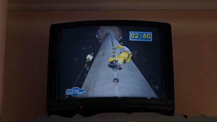 Cuéntame cómo pasó - Luis escala hasta lo más alto del Pirulí en 'Qué apostamos'