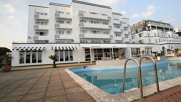 Telediario 1 - Piscina comunitaria, solo para propietarios de la vivienda