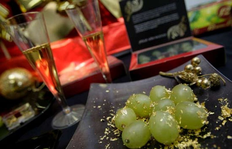 Decenas de personas toman las uvas en la Puerta del Sol un día antes