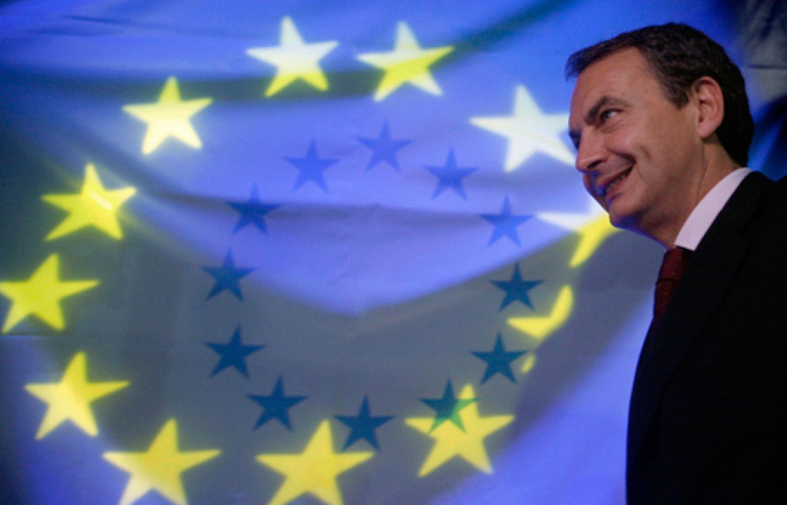 España asume desde mañana la Presidencia española de la UE. Es la cuarta vez que España preside el consejo europeo y lo hace con un nuevo Tratado, el de Lisboa, que hay que desarrolllar, y un nuevo  parlamento europeo, mucho más fuerte que antes.