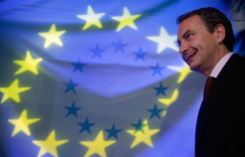 España asume desde mañana la Presidencia española de la UE. Es la cuarta vez que España preside el consejo europeo y lo hace con un nuevo Tratado, el de Lisboa, que hay que desarrolllar, y un nuevo  parlamento europeo, mucho más fuerte que antes.