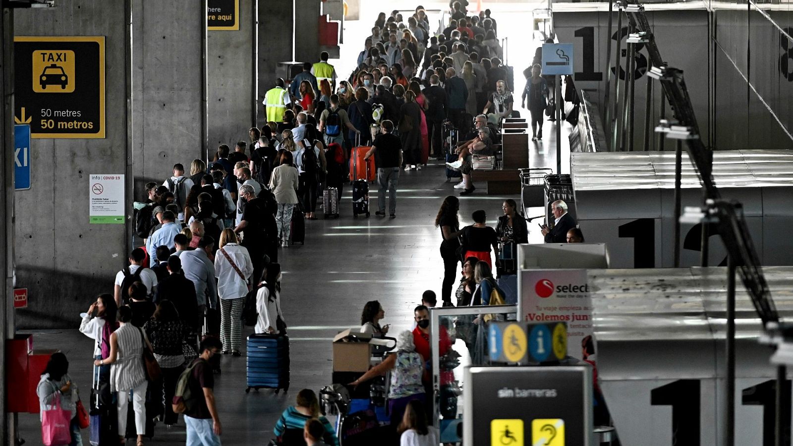Largas colas, aglomeraciones y retrasos en los aeropuertos europeos