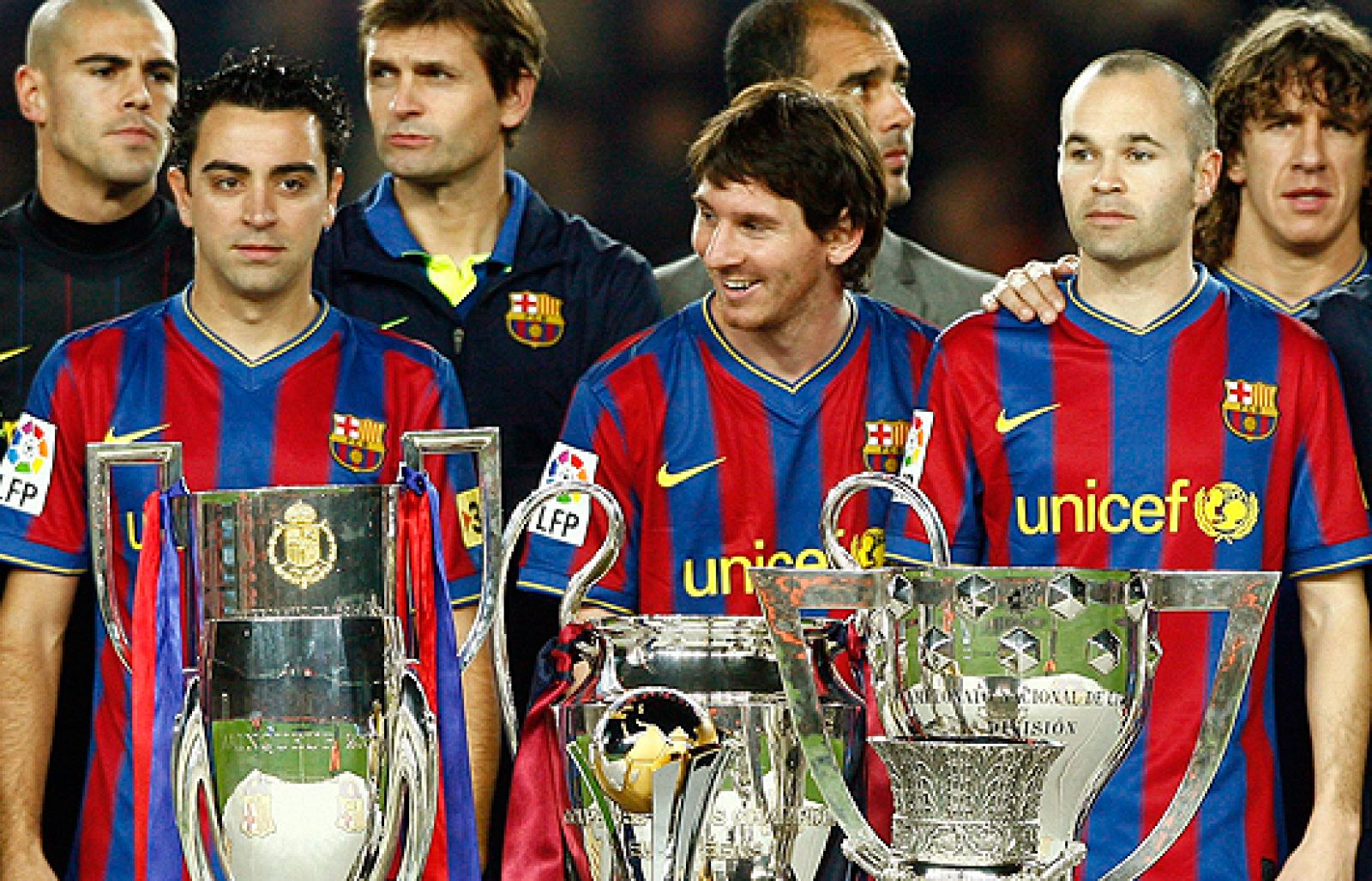 El Villarreal ha rendido homenaje al Barcelona de las seis Copas con un pasillo en el inicio del partido en el Camp Nou.