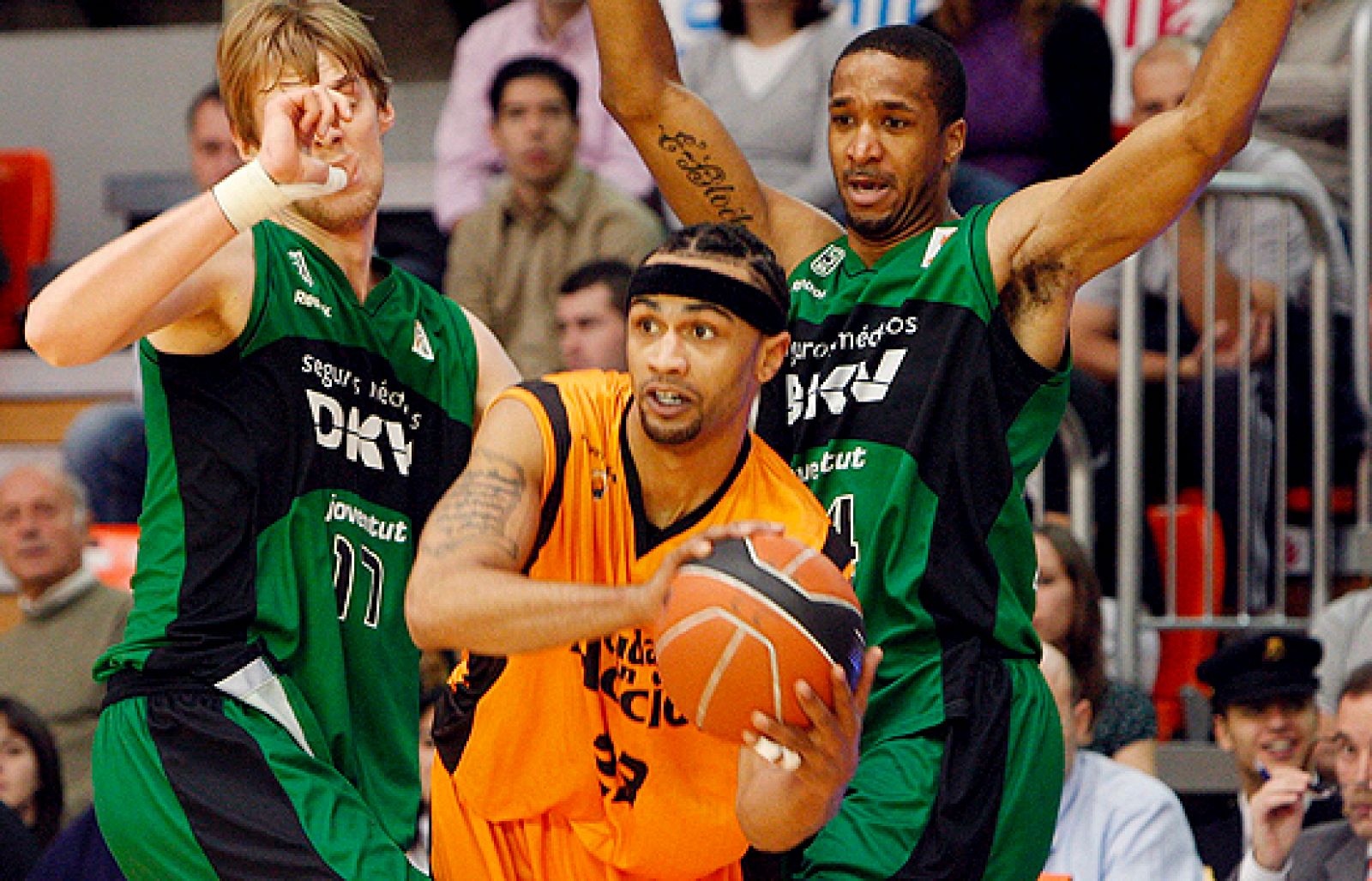 El Real Madrid ha roto su mala racha de derrotas al ganar a un combativo Ayuda en Acción Fuenlabrada en Vistalegre.