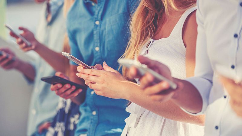 El miedo a perderse algo en las redes puede alimentar la adicción y la ansiedad en los jóvenes