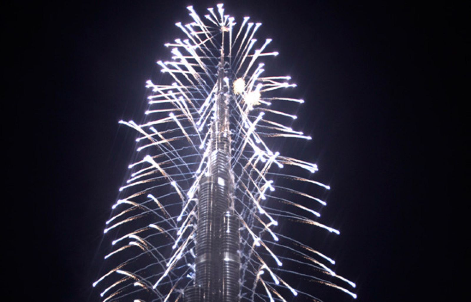 En medio de la crisis, Dubai inaugura este lunes el edificio habitable más alto del mundo.Se llamará Burj Dubai, tiene 160 plantas y se puede ver a casi 100 kilómetros de distancia. Su construcción comenzó hace más de 5 años y en ella participaron 1