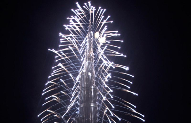 En medio de la crisis, Dubai inaugura este lunes el edificio habitable más alto del mundo.Se llamará Burj Dubai, tiene 160 plantas y se puede ver a casi 100 kilómetros de distancia. Su construcción comenzó hace más de 5 años y en ella participaron 1