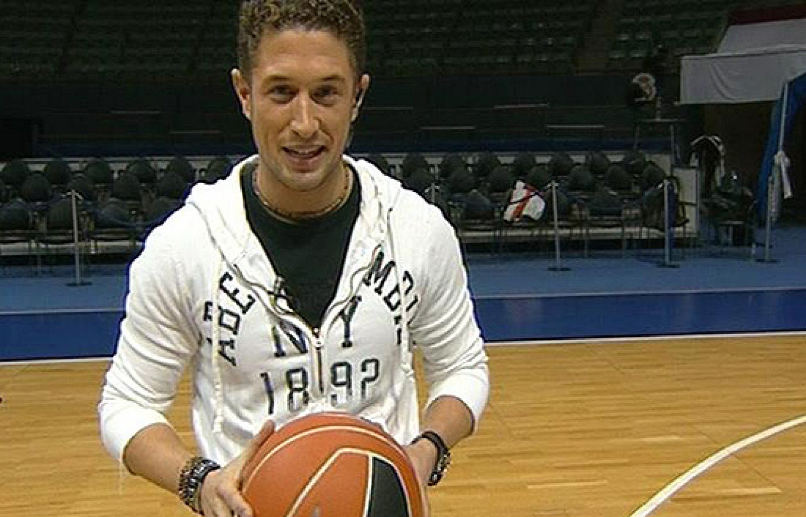 El periodista de TVE Miguel Serrano se marca un "canastón"en directo digno del Real Madrid - Barcelona, el encuentro sobre el que estaba informando.