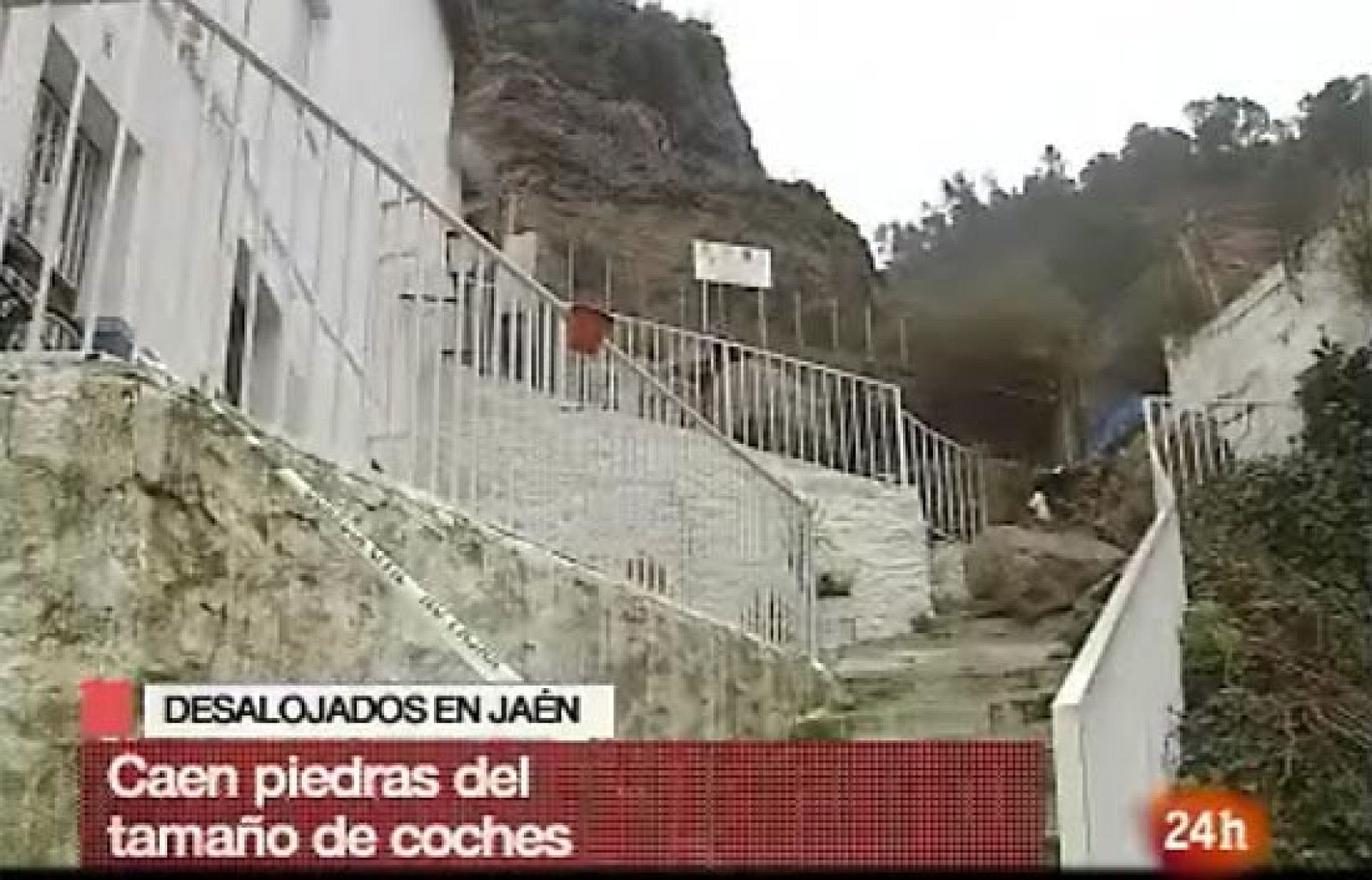 Desalojadas cinco personas tras caer piedras del tamaño de un coche entre sus viviendas en Cambil, Jaén.