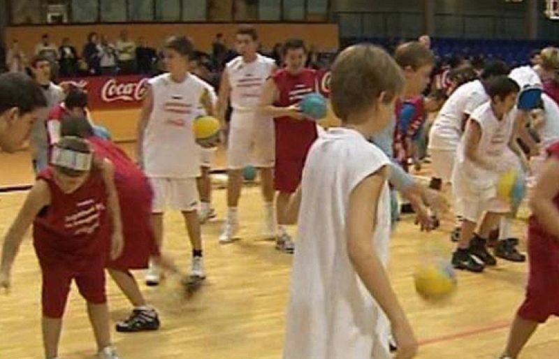 Los jugadores del Real Madrid y del Estudiantes han participado en un acto con niños de esculeas de integración de la capital.
