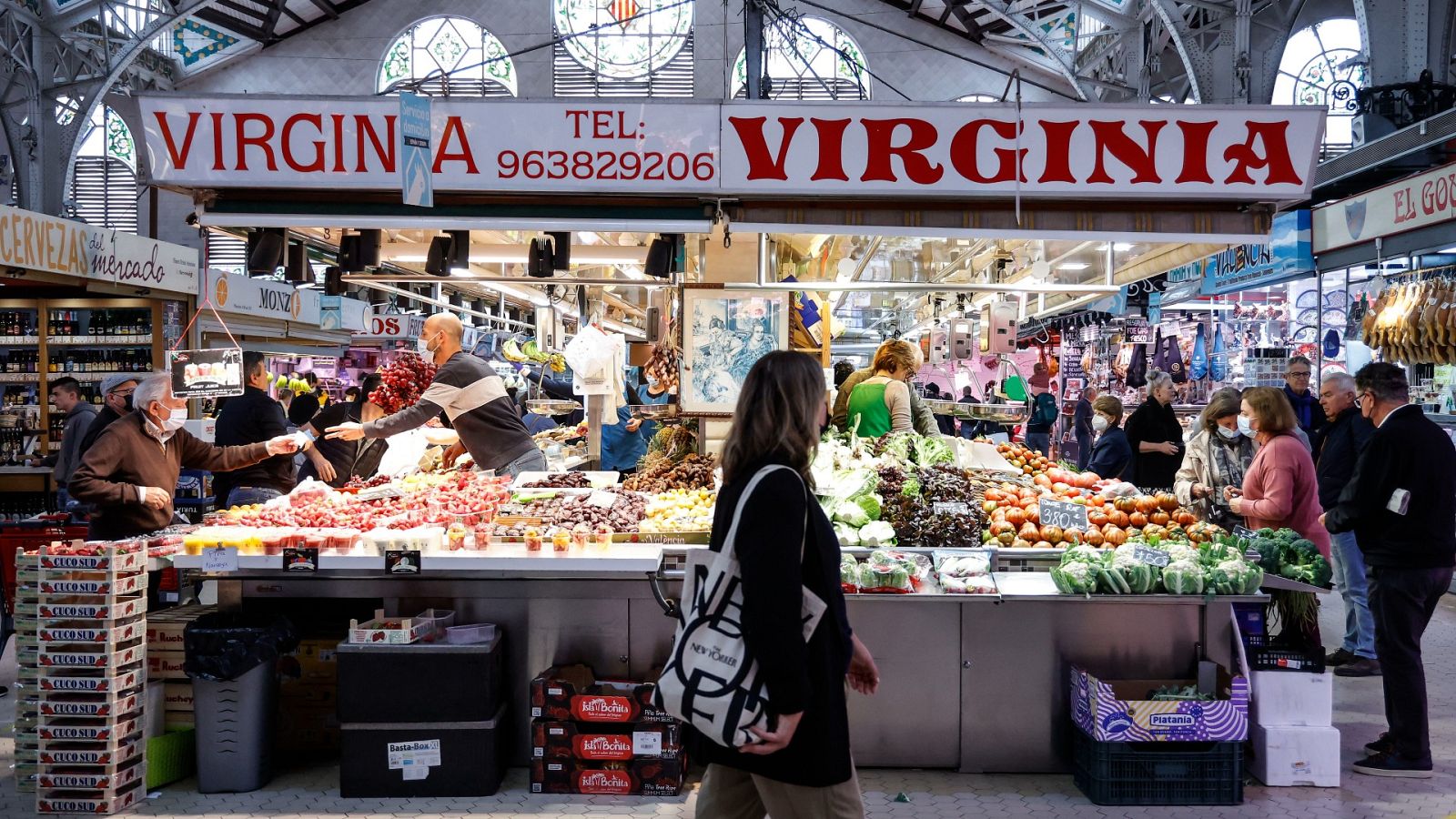 Las familias intentan ahorrar por la elevada inflación y el 42% de españoles busca productos más baratos al hacer la compra, según la OCU