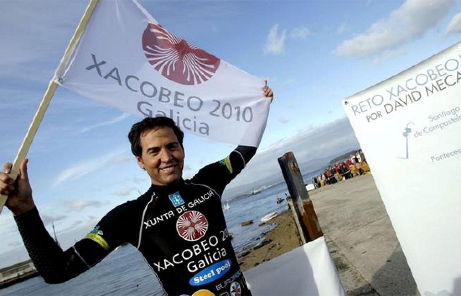 El nadador David Meca ha vuelto a batir uno de sus retos, esta vez en la Ría de Arousa, donde ha estado nadando durante más de seis horas.