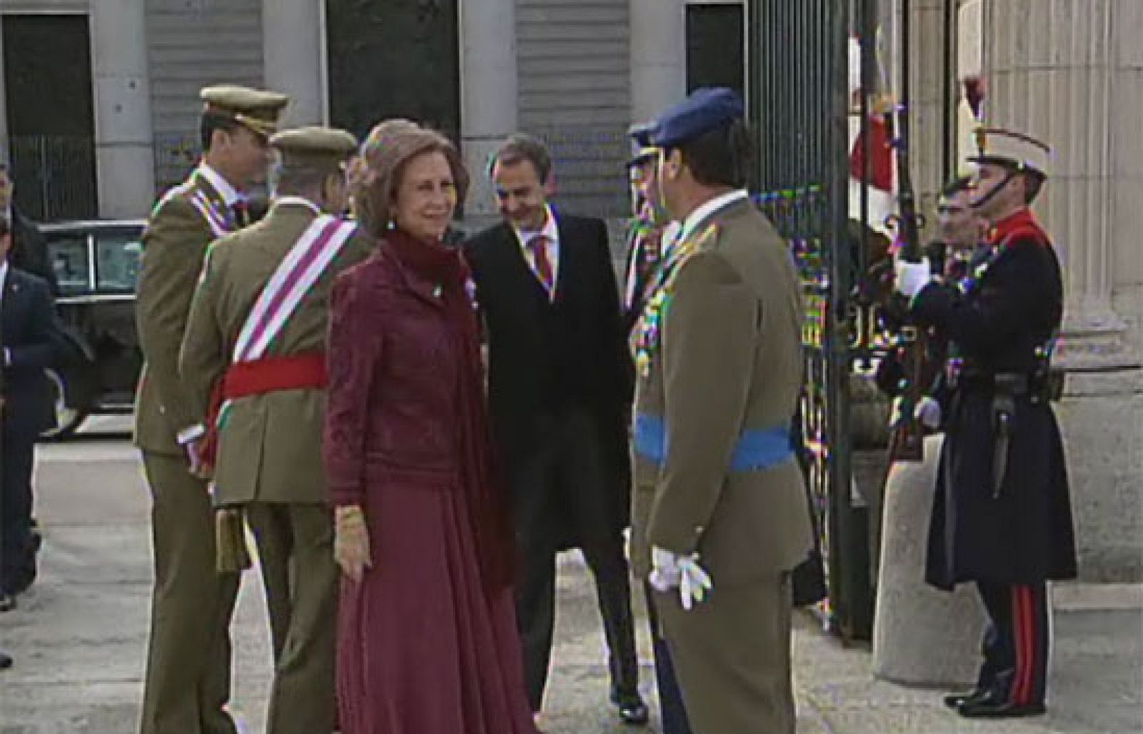 Zapatero llega tarde al Palacio Real y no estaba presente para recibir a los Reyes y a los Príncipes | Ver