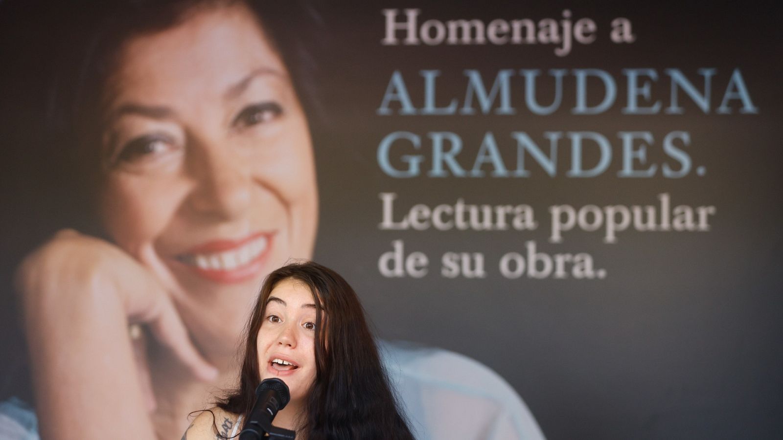 Los lectores recuerdan a Almudena Grandes en un homenaje en la Feria del Libro | Ver