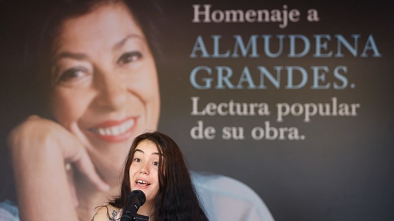 Los lectores recuerdan a Almudena Grandes en un homenaje en la Feria del Libro | Ver