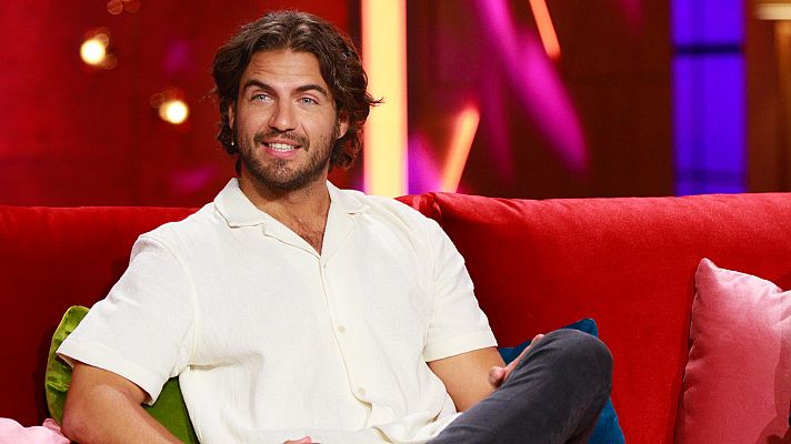 La noche D - Maxi Iglesias recuerda el beso en el lago con Úrsula Corberó