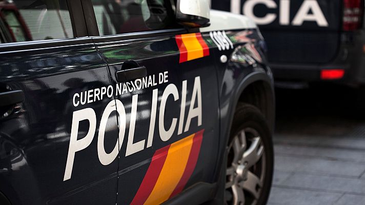 Telediario 1 - Detenido un joven de 16 años por robar dos armas de la sede de la Policía Nacional en Canillas