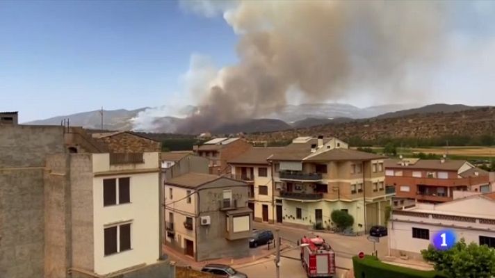 L'Informatiu - Unes 50 dotacions dels bombers treballen en l'incendi d'Artesa