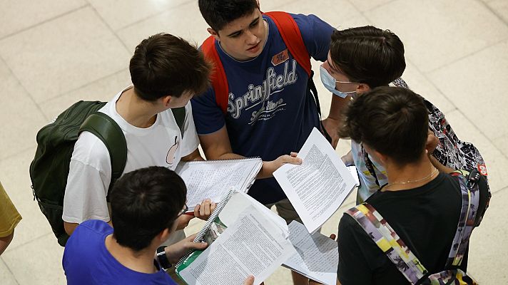 Telediario 1 - Adelantar el fin del curso o modificar la jornada laboral, a debate ante las olas de calor cada vez más intensas