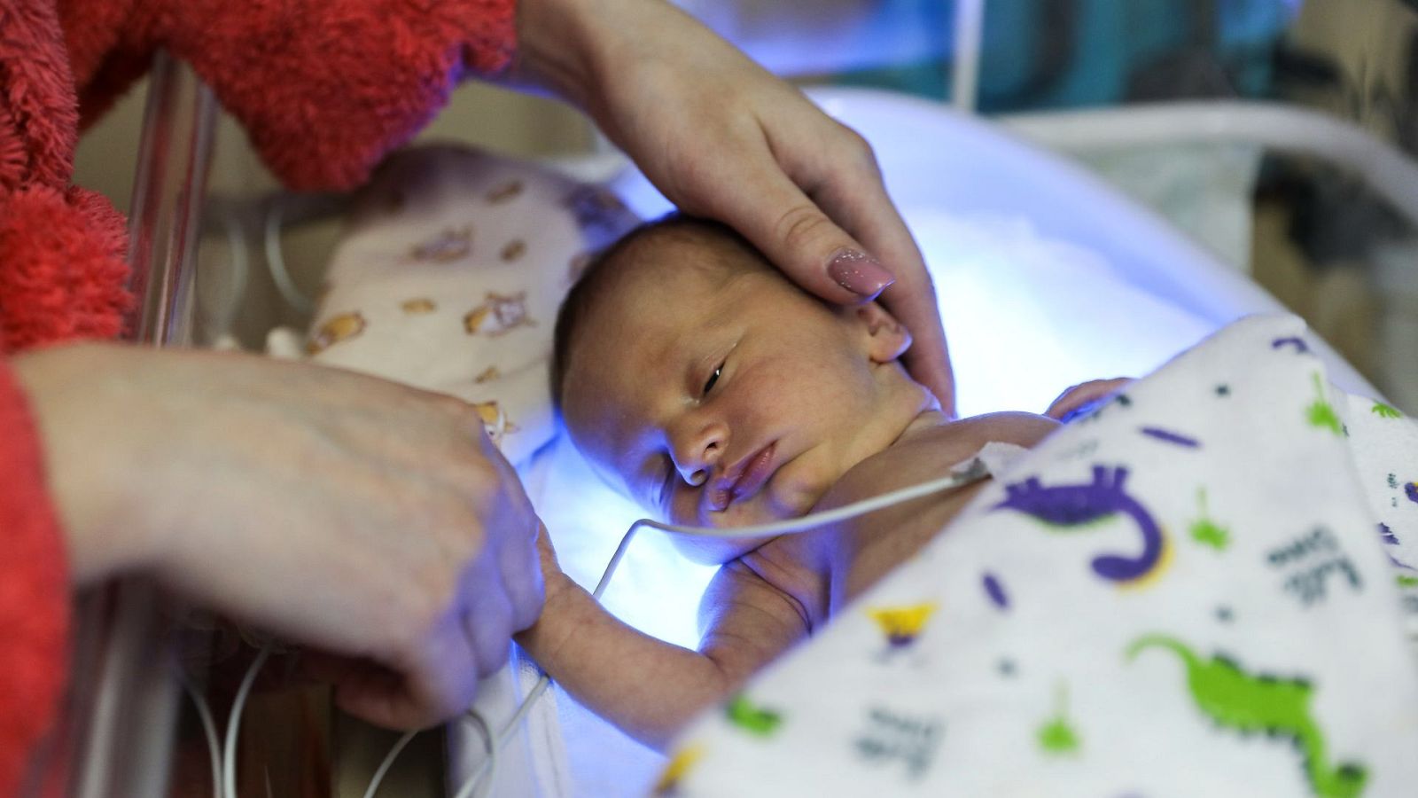 Zarandear bebé puede provocar secuelas neurológicas | Ver