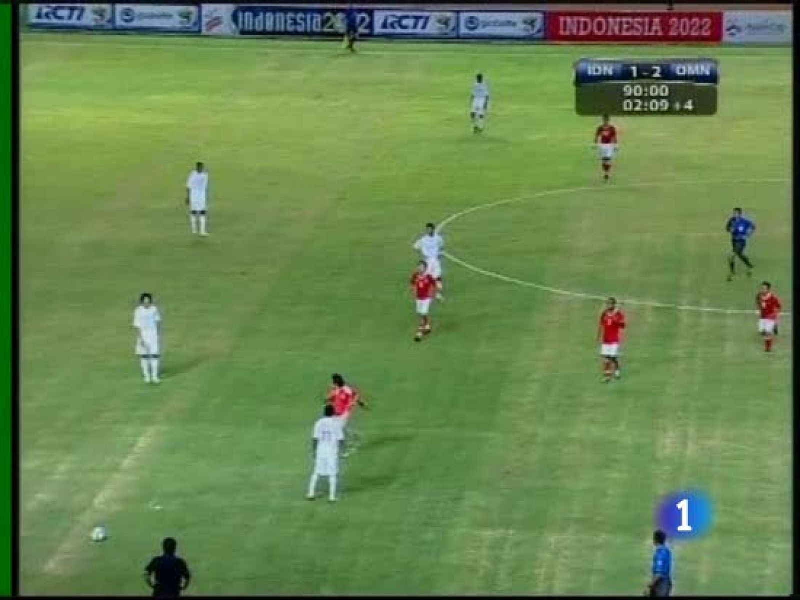 Un hincha indonesio saltó al césped y llegó a encarar al meta de Omán, que entre risas detuvo el chut del espontáneo. A continuación fue placado por las fuerzas de seguridad y sacado del terreno de juego.