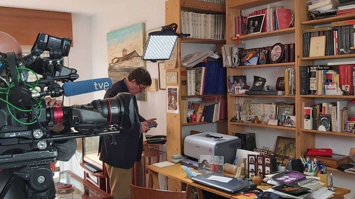 En portada - Luis García Montero en su casa de Granada