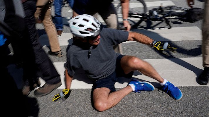 Informativo 24h - Biden se cae de la bicicleta durante un paseo por la playa: "Estoy bien"