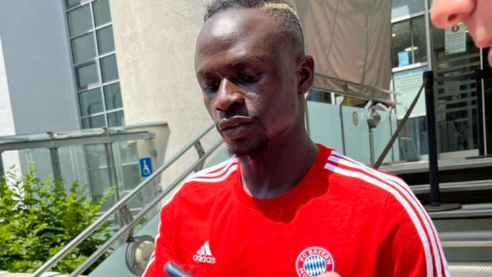 Sadio Mané ya está en Múnich para fichar por el Bayern | Ver