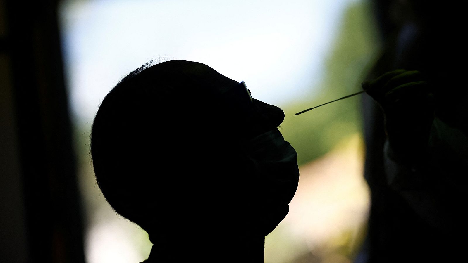 Repuntan con fuerza los casos de COVID y las hospitalizaciones | Ver