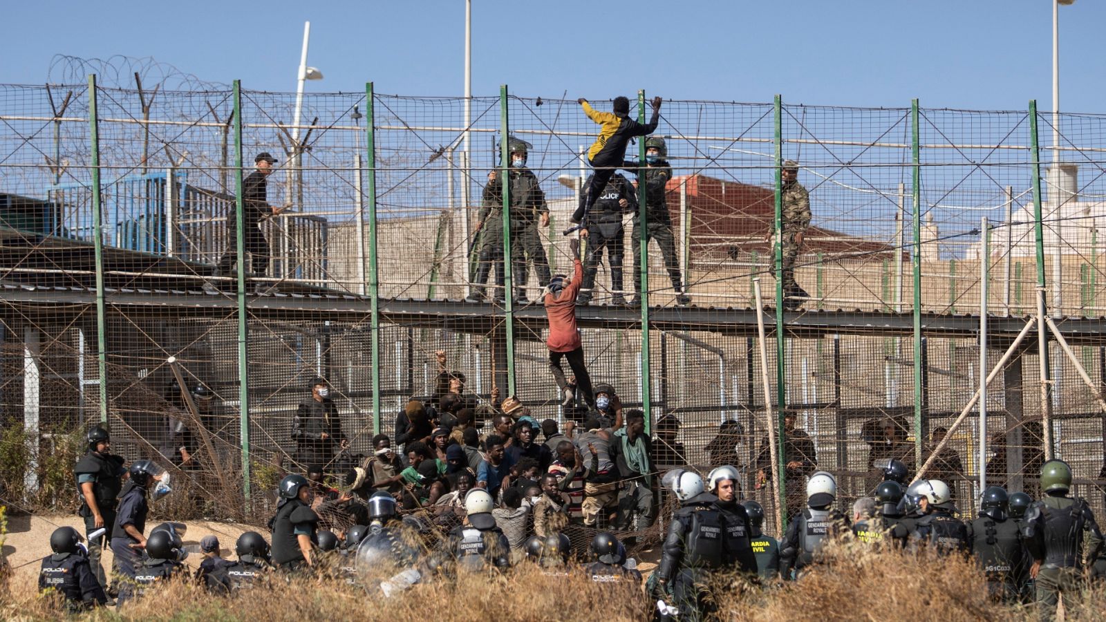 Al menos 133 migrantes entran en Melilla tras saltar la valla fronteriza