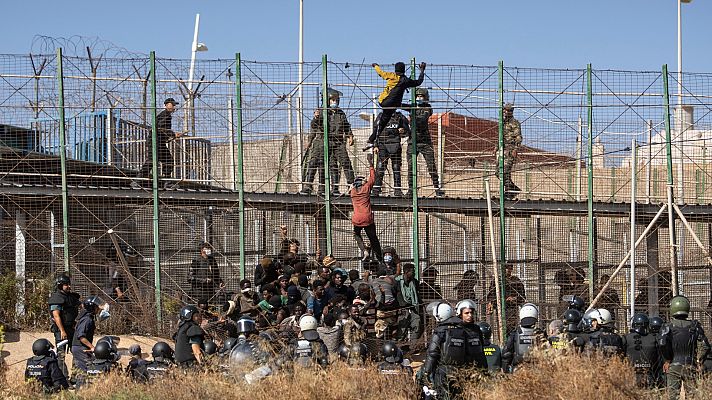 Telediario 1 - Al menos 133 migrantes entran en Melilla tras saltar la valla fronteriza