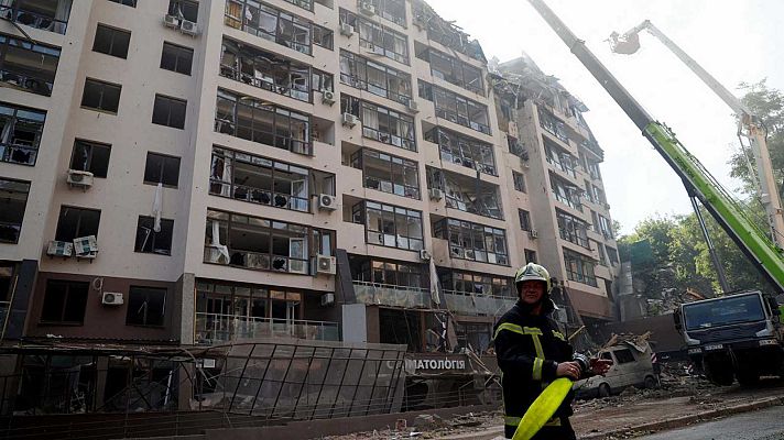 Telediario Fin de Semana - Kiev registra explosiones causadas por misiles en un edificio residencial
