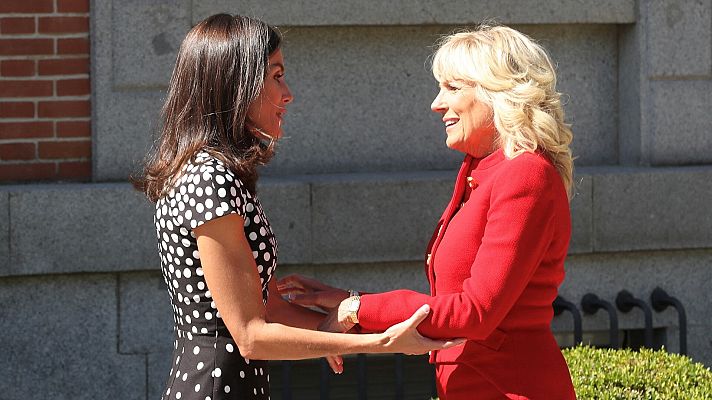 Telediario 1 - La reina Letizia recibe a Jill Biden en Zarzuela antes de la cumbre y visitan la Asociación Española contra el Cáncer