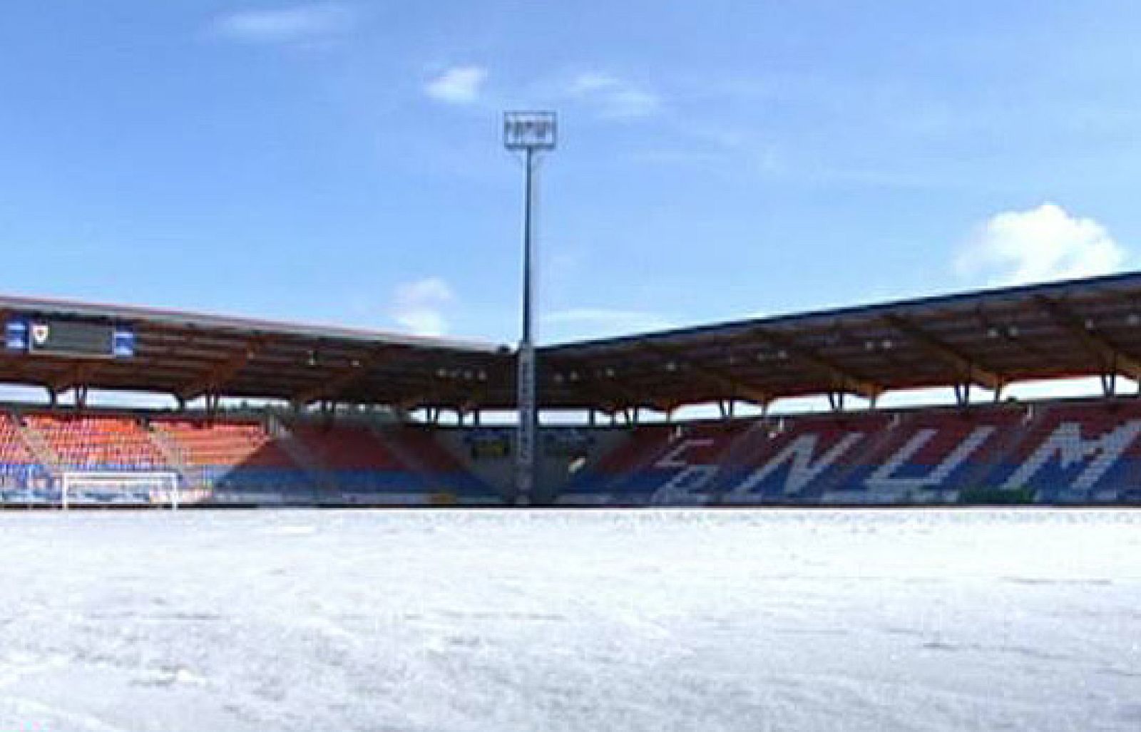 Los jugadores del Numancia han tenido que entrenarse en el estadio de Los Pajaritos sobre una gruesa capa de hielo y nieve.