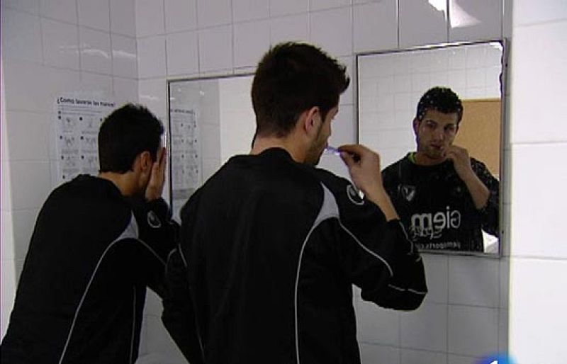 Los jugadores del Terrassa permanecen encerrados en su estadio para reclamar el pago de sus nóminas. Su entrenador se ha convertido en su mayor defensor y eus nóminas. Su entrenador se ha convertido en su mayor defensor y en portavoz de la plantilla.