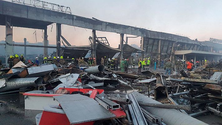 Telediario 2 - Al menos 11 muertos en el ataque ruso a un centro comercial en el este de Ucrania