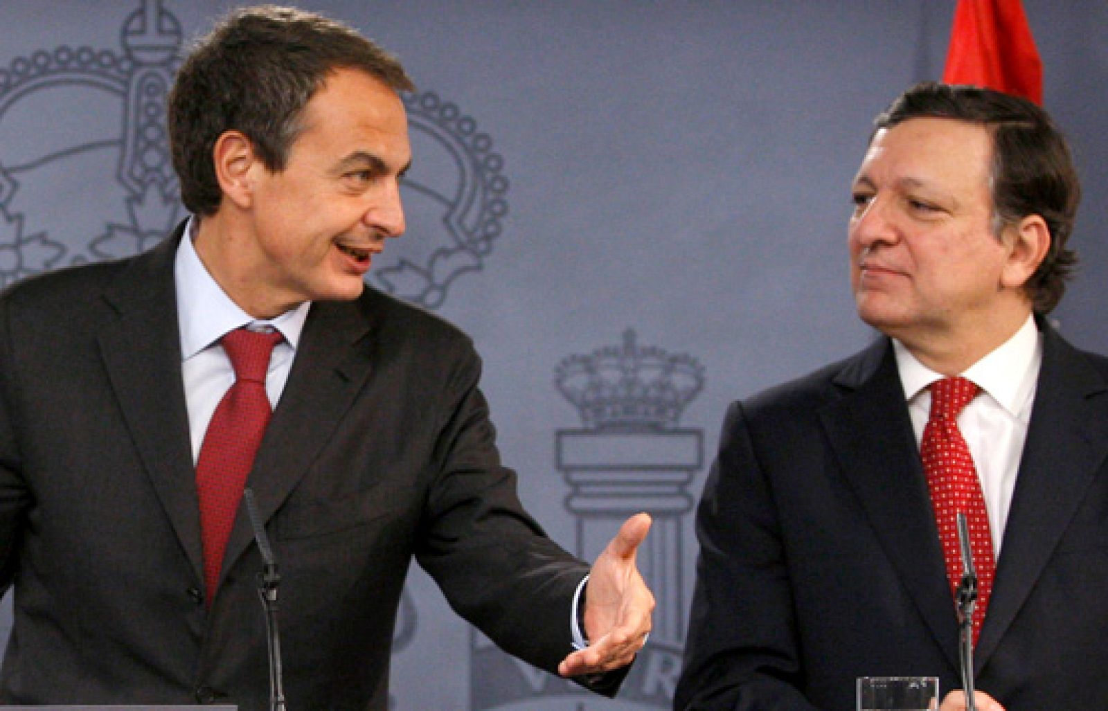 El presidente del Gobierno ha bromeado con su colocación en el centro de la rueda de prensa con Van Rompuy y Barroso.