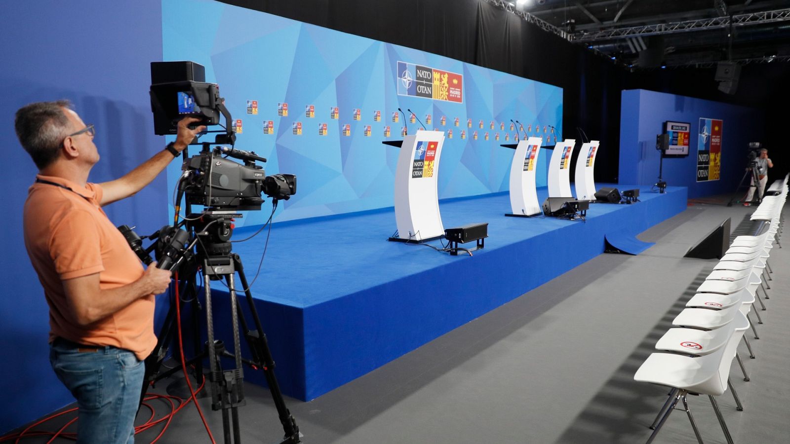 La cumbre de la OTAN que no se ve: cerca de 2.000 periodistas trabajan intensamente en un pabellón