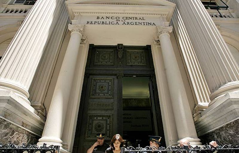 Una jueza anula la destitución del jefe del Banco Central de Argentina