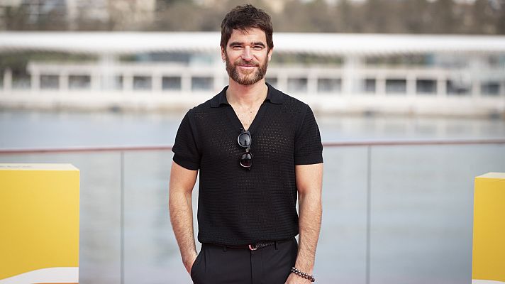 Flash moda - Alfonso Bassave, un actor que arriesga en la alfombra roja