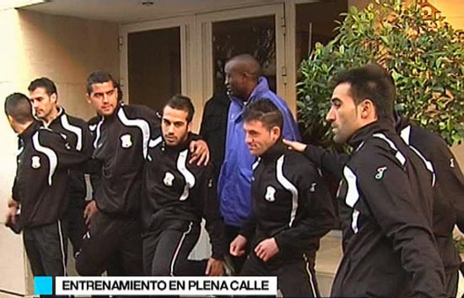 Otra muestra de las penurias del fútbol español, los jugadores del Jerez Industrial llevan desde principio de temporada sin cobrar sus nóminas. Como protesta han celebrado el entrenamiento en plena calle en frente de la casa del vicepresidente.