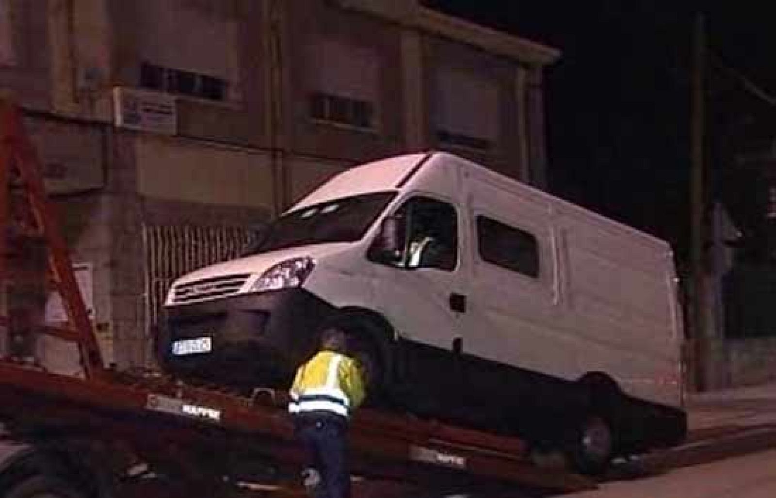 Detienen a dos presuntos etarras con una furgoneta-bomba | Ver