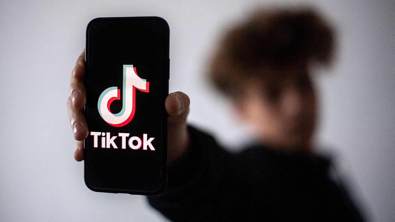 Dos padres de Estados Unidos denuncian a TikTok por la muerte de sus hijas | Ver