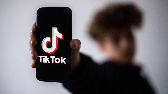 Telediario 1 - Dos padres de Estados Unidos denuncian a TikTok por la muerte de sus hijas