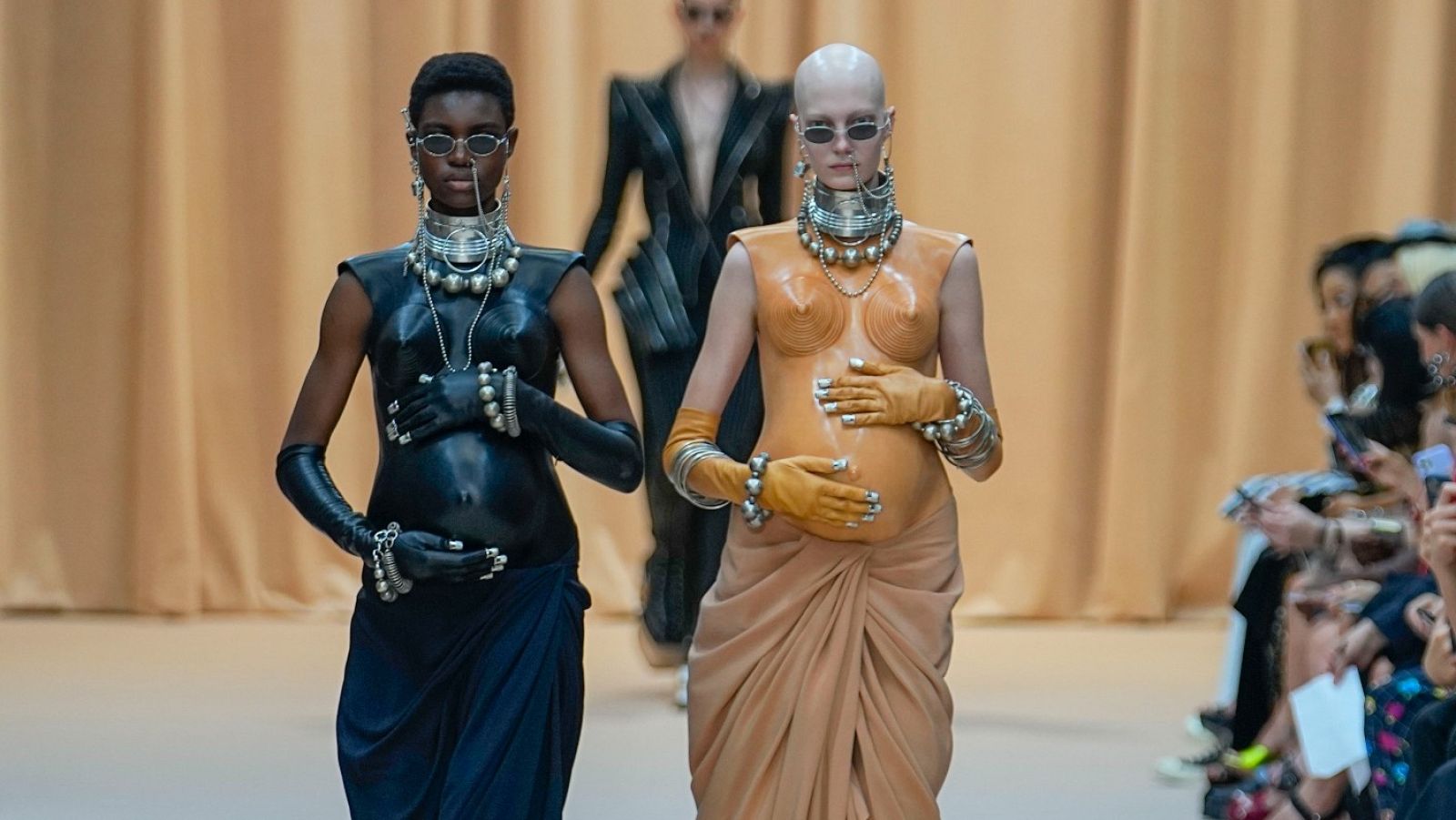 Jean Paul Gaultier revoluciona la semana de la moda de París | Ver