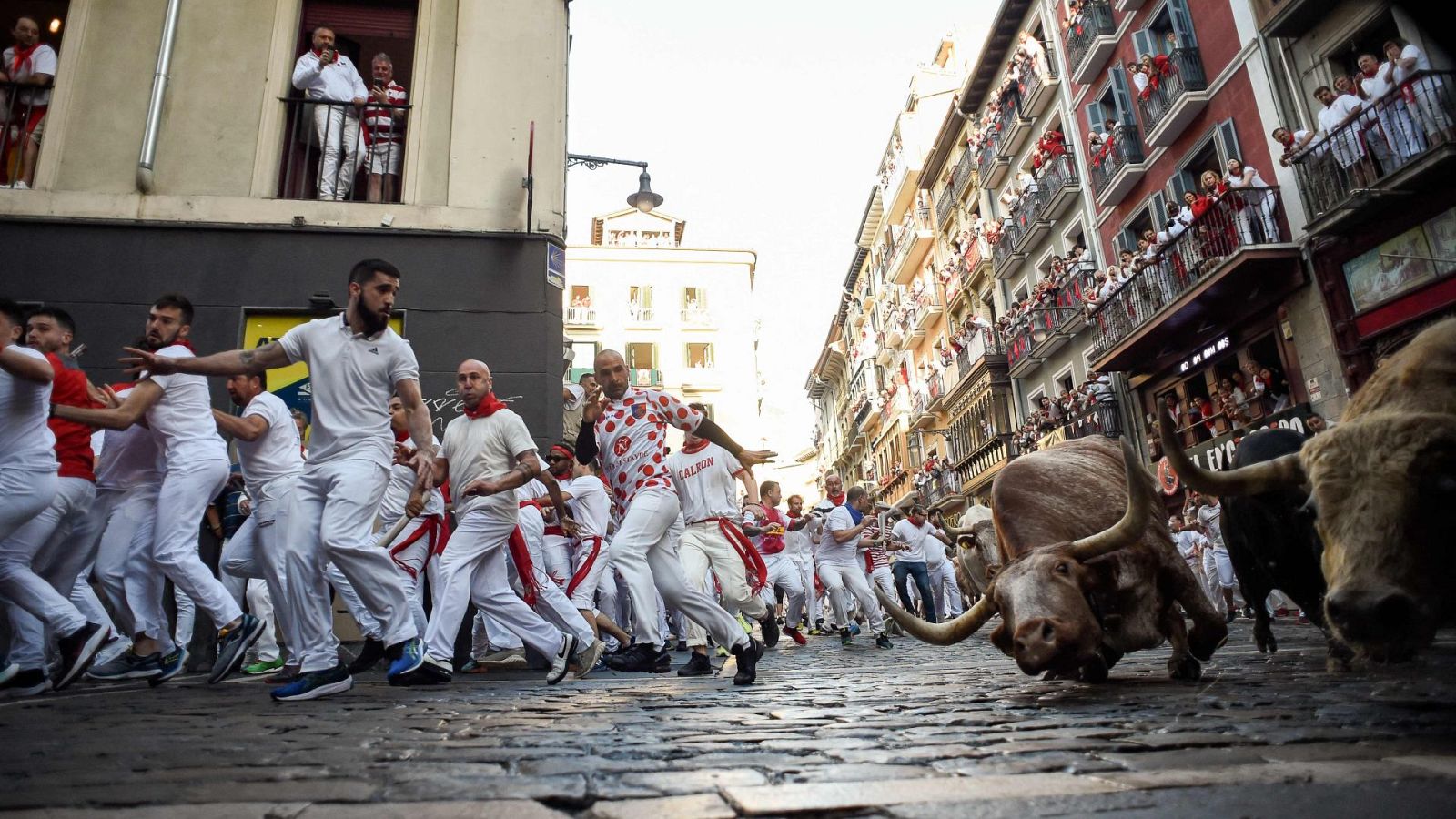 La emoción y nervios en el primer encierro de San Fermín | Ver