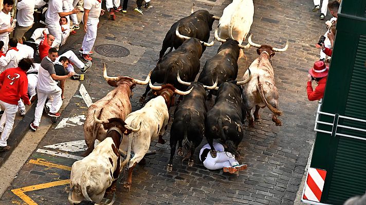 Telediario 1 - Las imprudencias se repiten durante el segundo encierro de San Fermín: "Te estás jugando la vida"