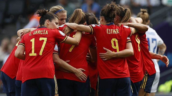  - Las jugadoras de la selección arropan a Alexia Putellas al término del partido