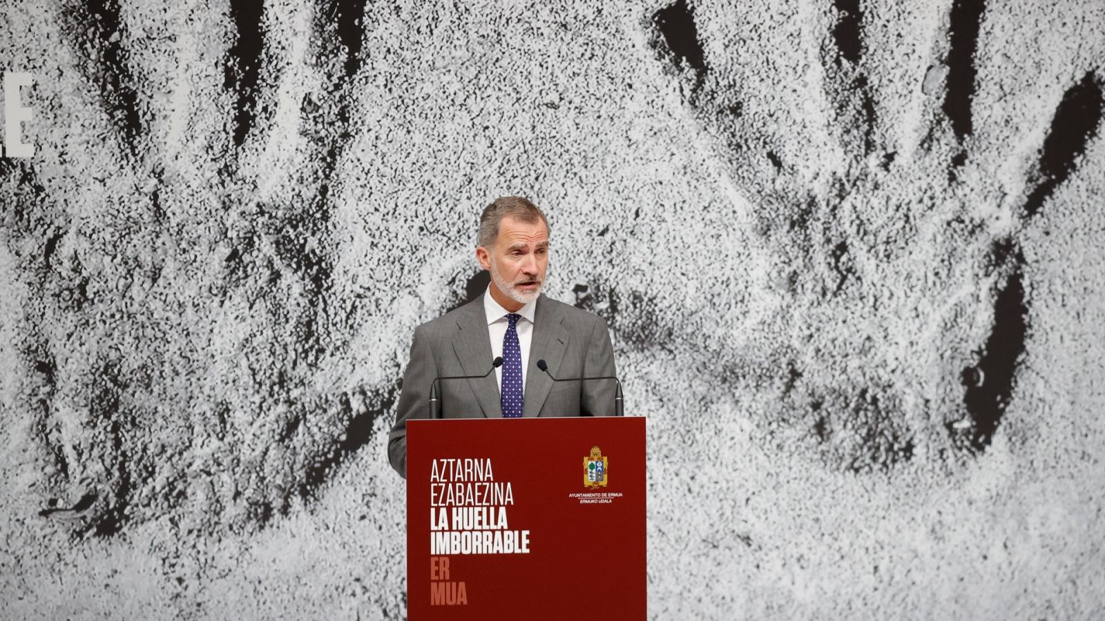 El rey llama a la unidad durante el homenaje a las víctimas del terrorismo en Ermua